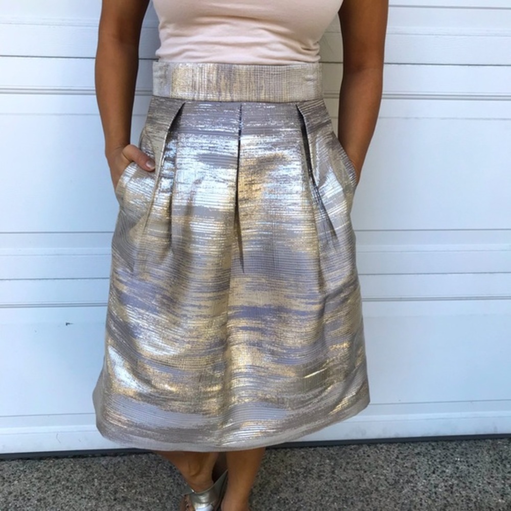 Women’s Simply Styled Metallic Holiday Skirt with Pockets, size Small